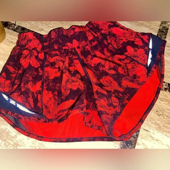 Lululemon Hotty Hot Short II 2.5” Red/Black Floral Size 2 - Picture 3 of 8